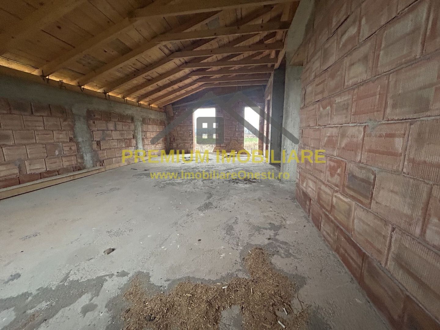 Casa la rosu de vanzare in Onesti - Poză 3