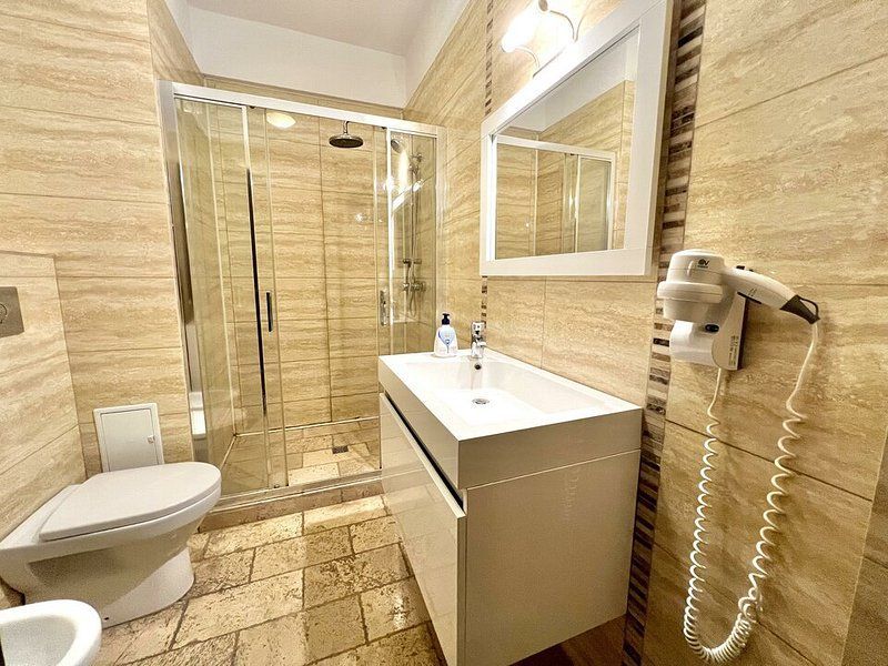 Apartament 2 camere Vila Sophia 1 - Vedere frontala la lac - - Poză 19