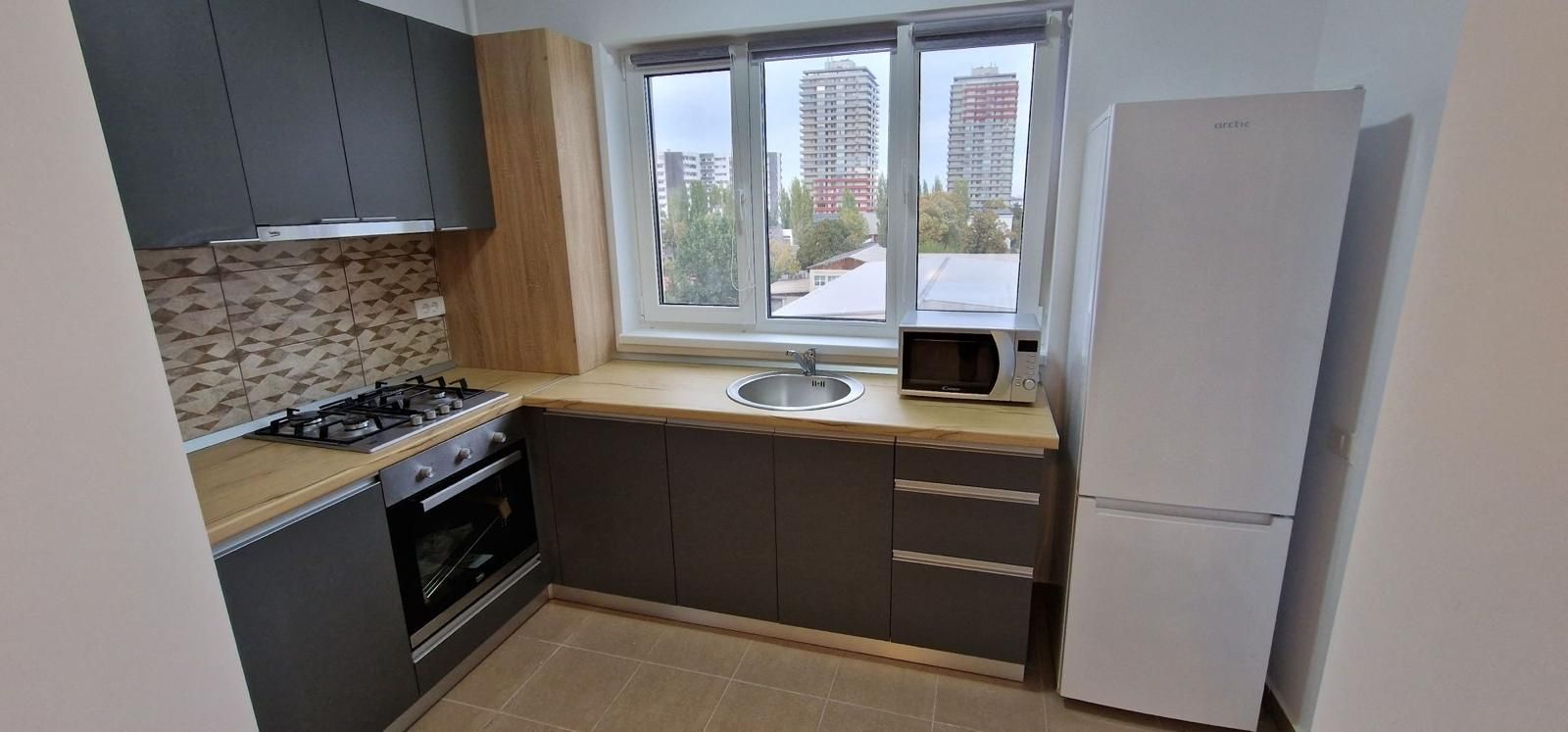 AP. 2 CAMERE APARATORI,LOC  PARCARE , CENTRALA PROPRIE , METROU 7 MIN - Poză 2