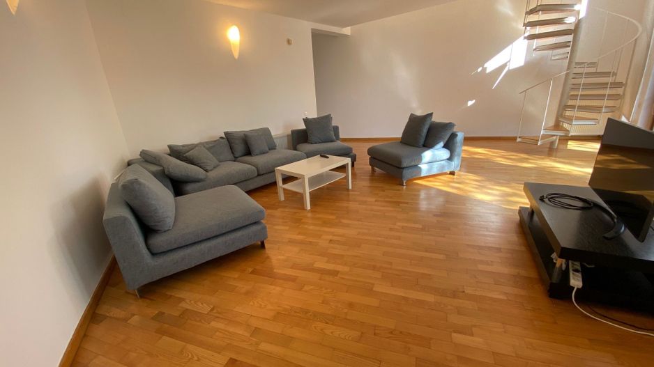 Apartament deosebit cu curte proprie si 2 locuri de parcare - Poză 3