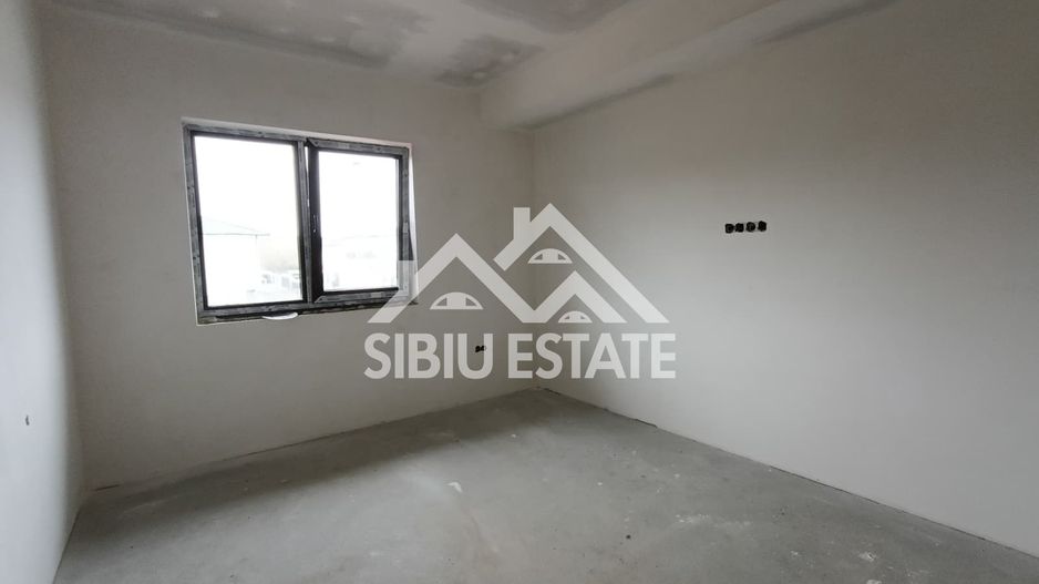 Casa tip duplex  5 camere, teren 400 mp, Selimbar acces usor - Poză 15
