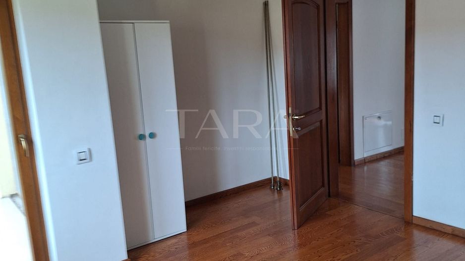 Casa deosebită în Europa – stil clasic, terase și grădină amenajata - Poză 17