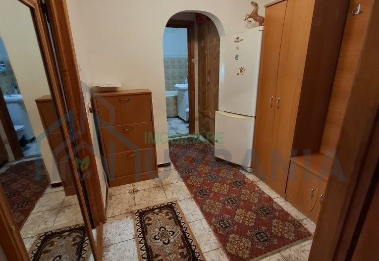 Apartament cu 2 cam D Dacia peste stradă de Biserică - Poză 1
