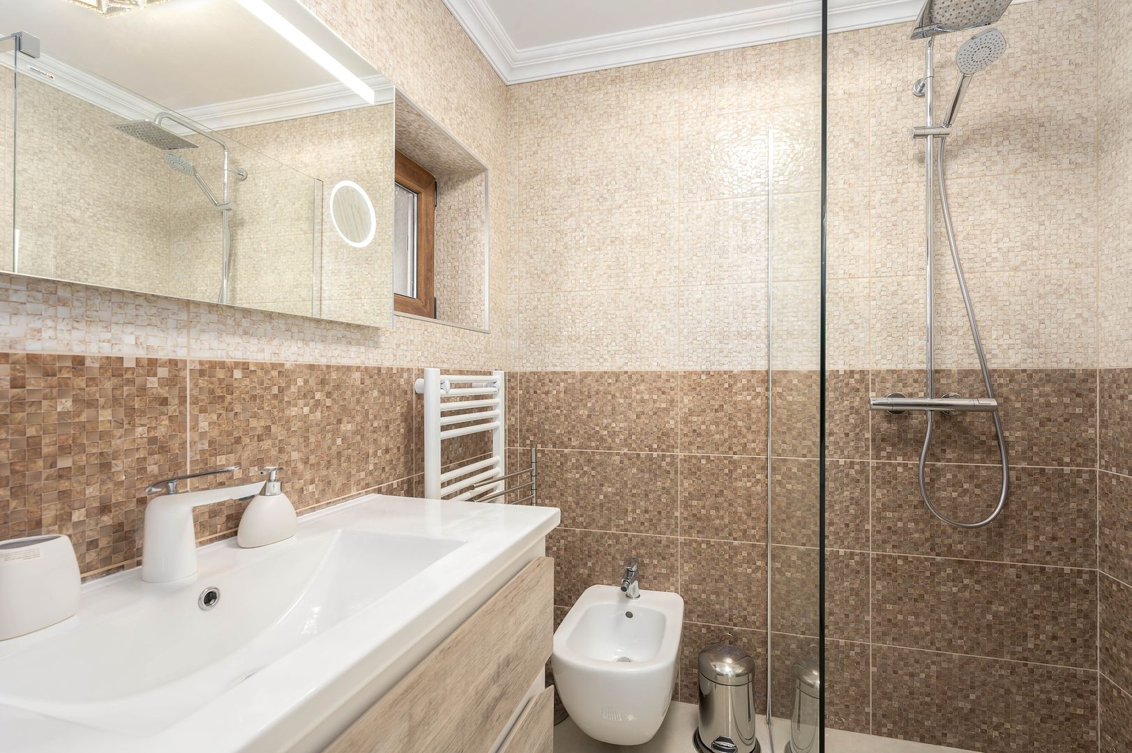 Vilă de inchiriat renovata recent, 1000 mp teren,  terasa de vara - Poză 16