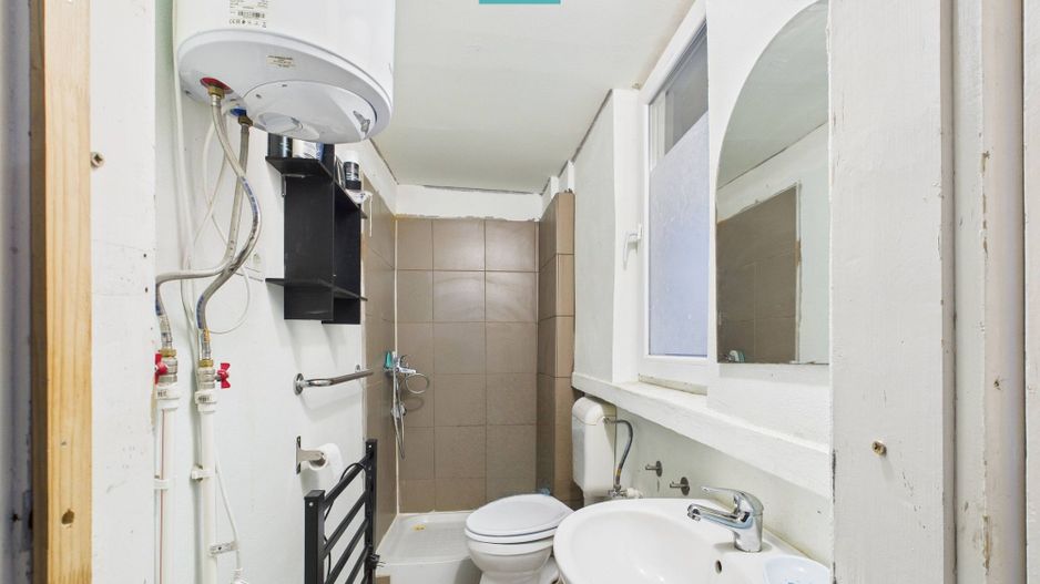 Casă complet renovată în Orțișoara. - Poză 8