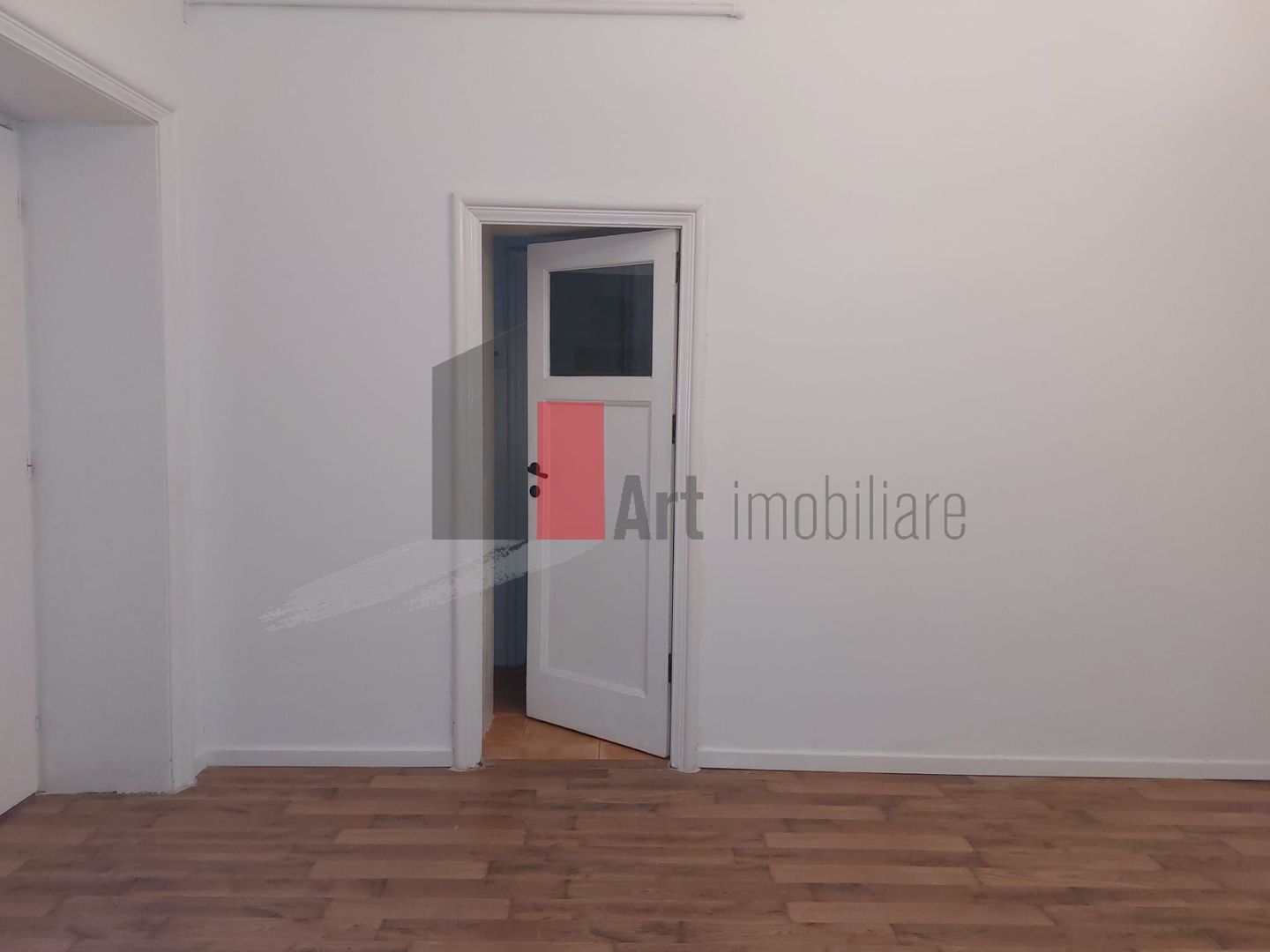 Spatiul "BAIXA" , parter de vila, renovat recent, liber - Poză 6