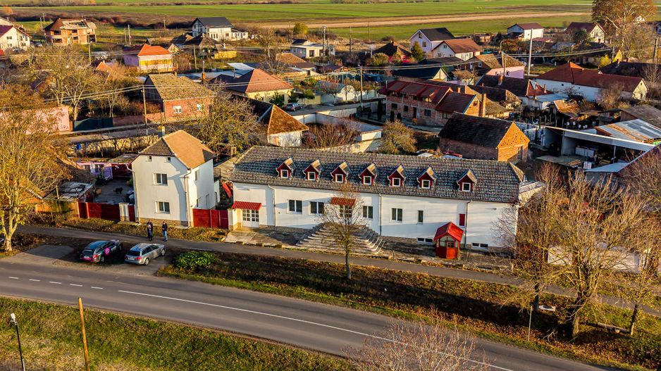 Clădire potrivită pentru proiecte educaționale sau de îngrijire - Poză 1