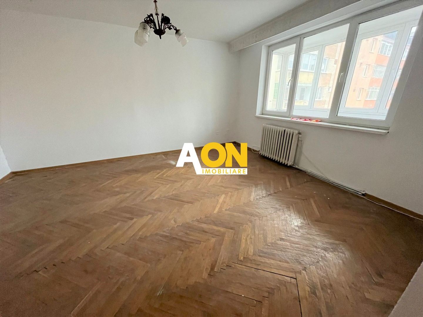 Apartament decomandat cu 2 camere + balcon, etaj 2, zona Spital - Poză 2