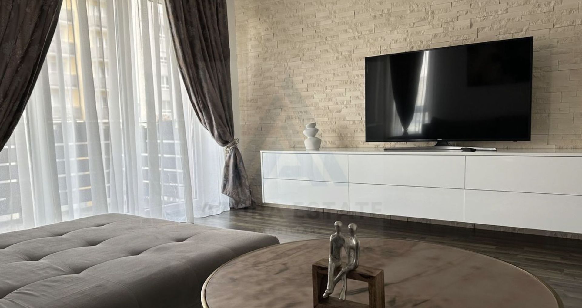 Apartament premium 2 camere bucatarie inchis si parcare in Avangarden - Poză 1