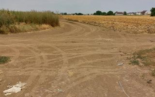 Teren 330 mpla 250-300 m de alte case.Zona in dezvoltare. - Poză 5