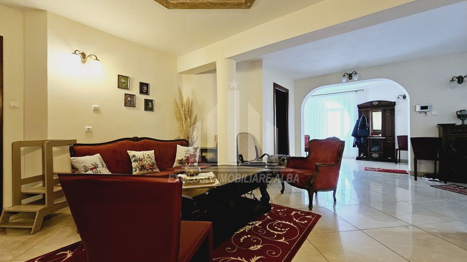 Casa individuala | Pensiune | 550 mp | 1100 mp teren | Cetate - Poză 2