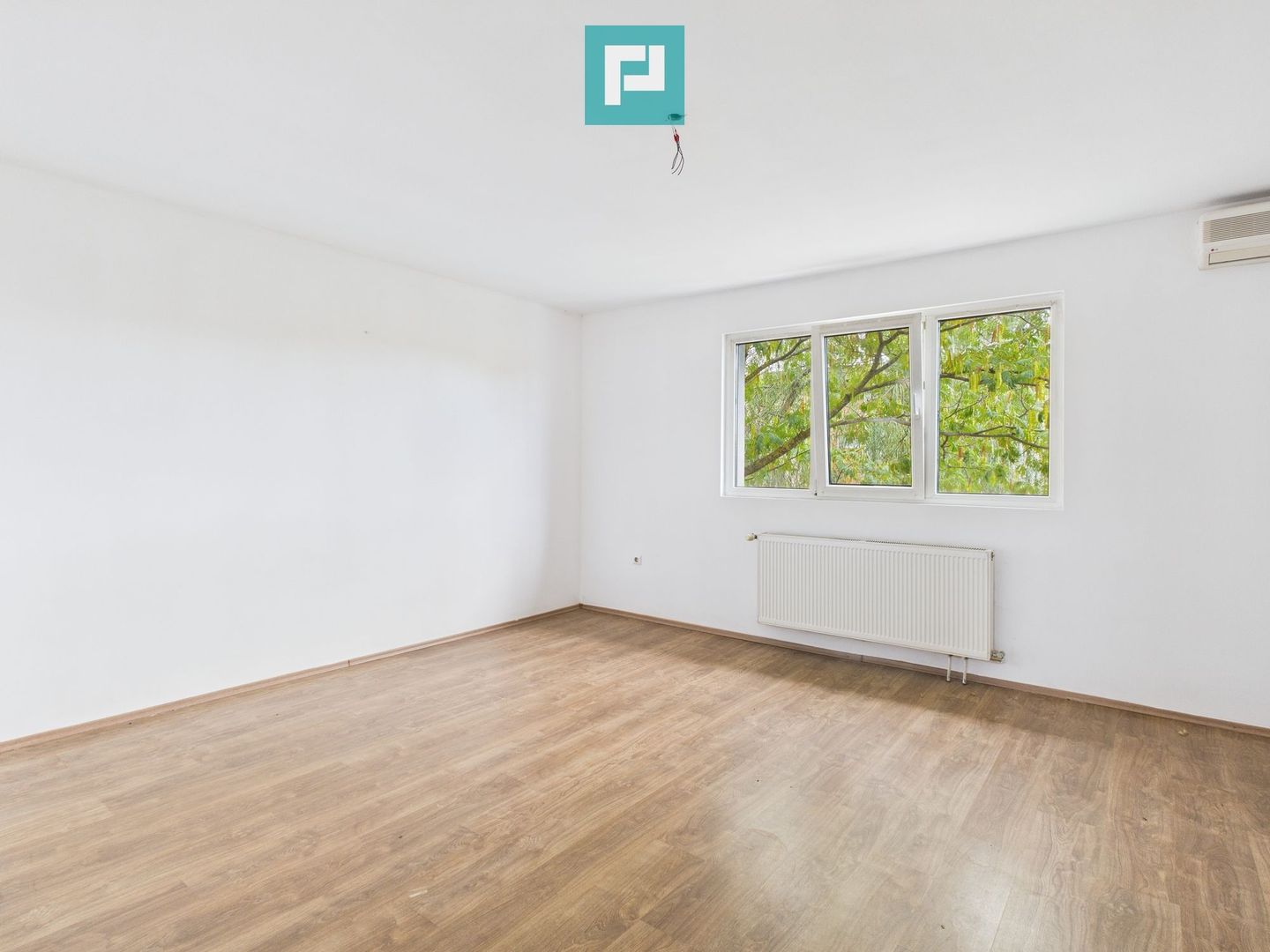 Vilă cu 5 camere pentru investiții în Dumbrăvița - Poză 11