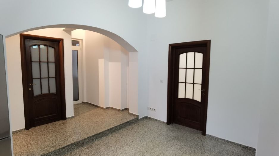 De vanzare apartament 3 camere in vila, in Cotroceni - Poză 3