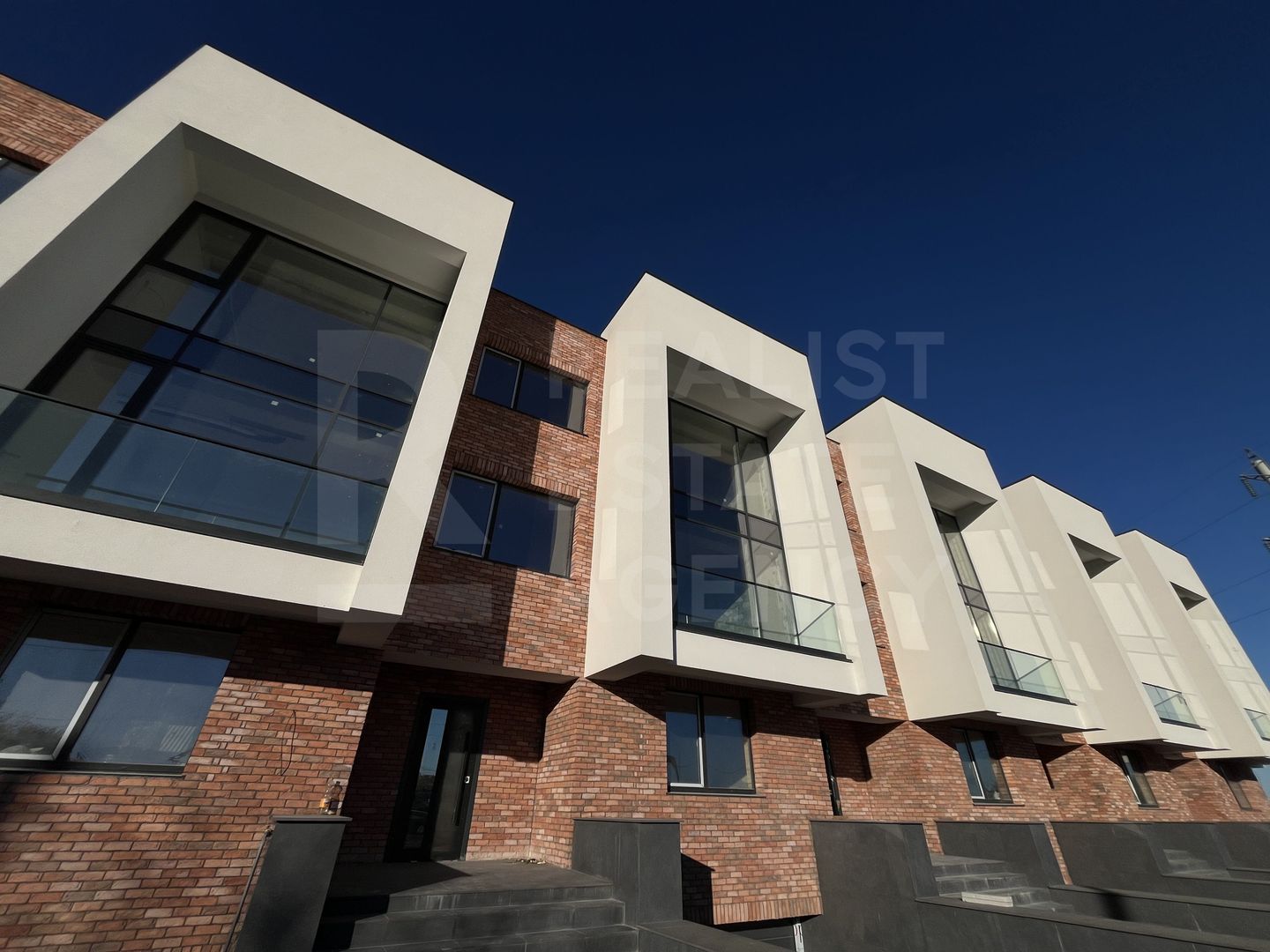 Vânzare, townhouse, 3 nivele, 6 camere, str. Salcîmilor, com. Stăuceni - Poză 1