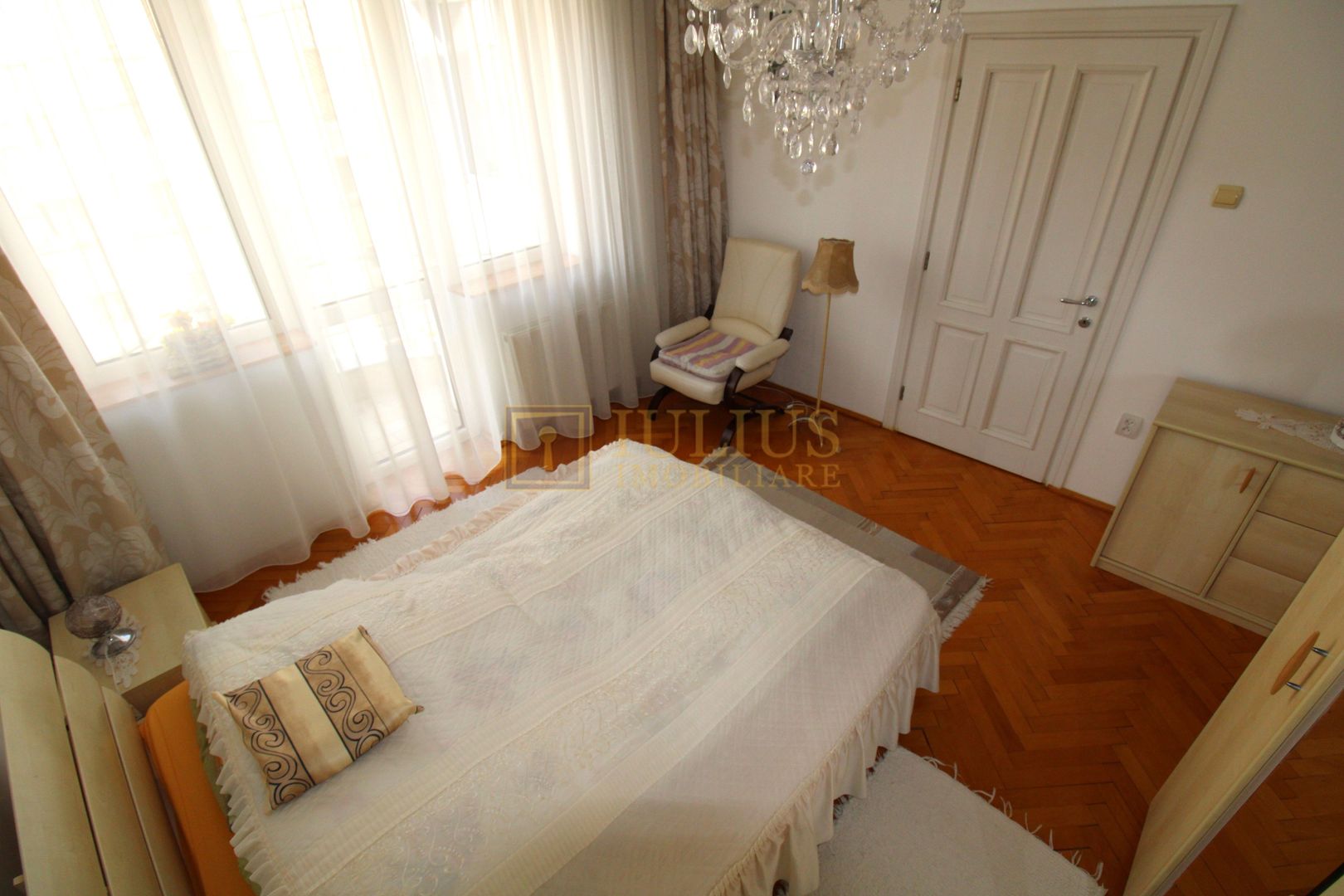 3 dormitoare, 3 bai, living spatios, 2 terase si curte. - Poză 23