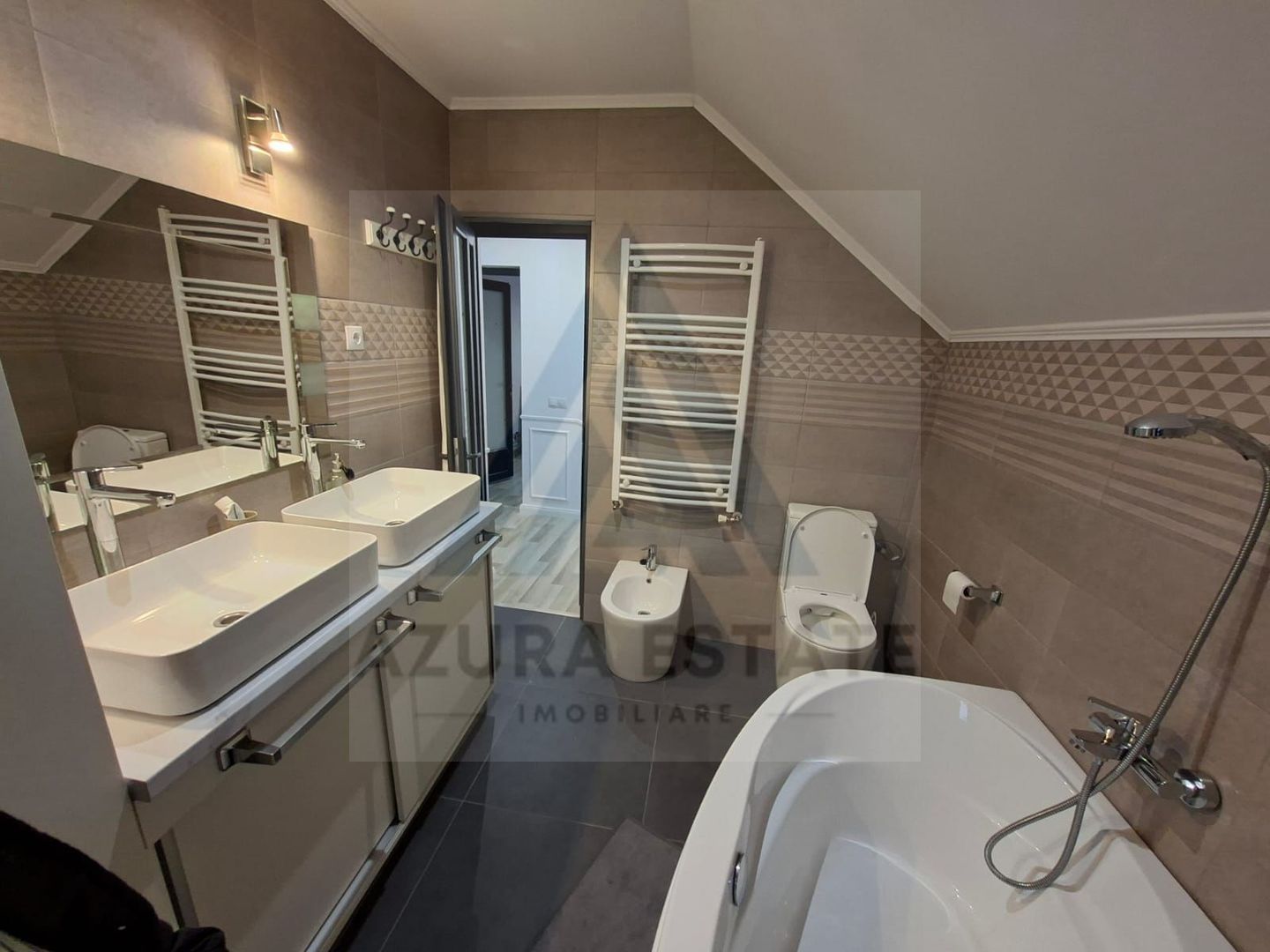 Casa individuala echipata premium cu 4 camere si 2 bai in Cristian - Poză 9