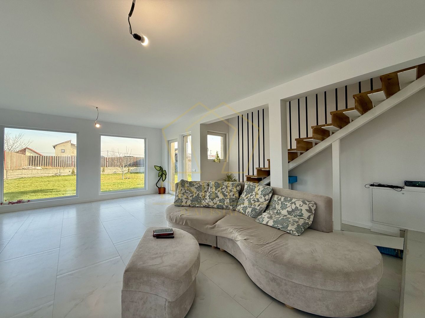 Vila cu 6 camere eficienta energetic 265 mp utili | Sacalaz | E-V - Poză 1