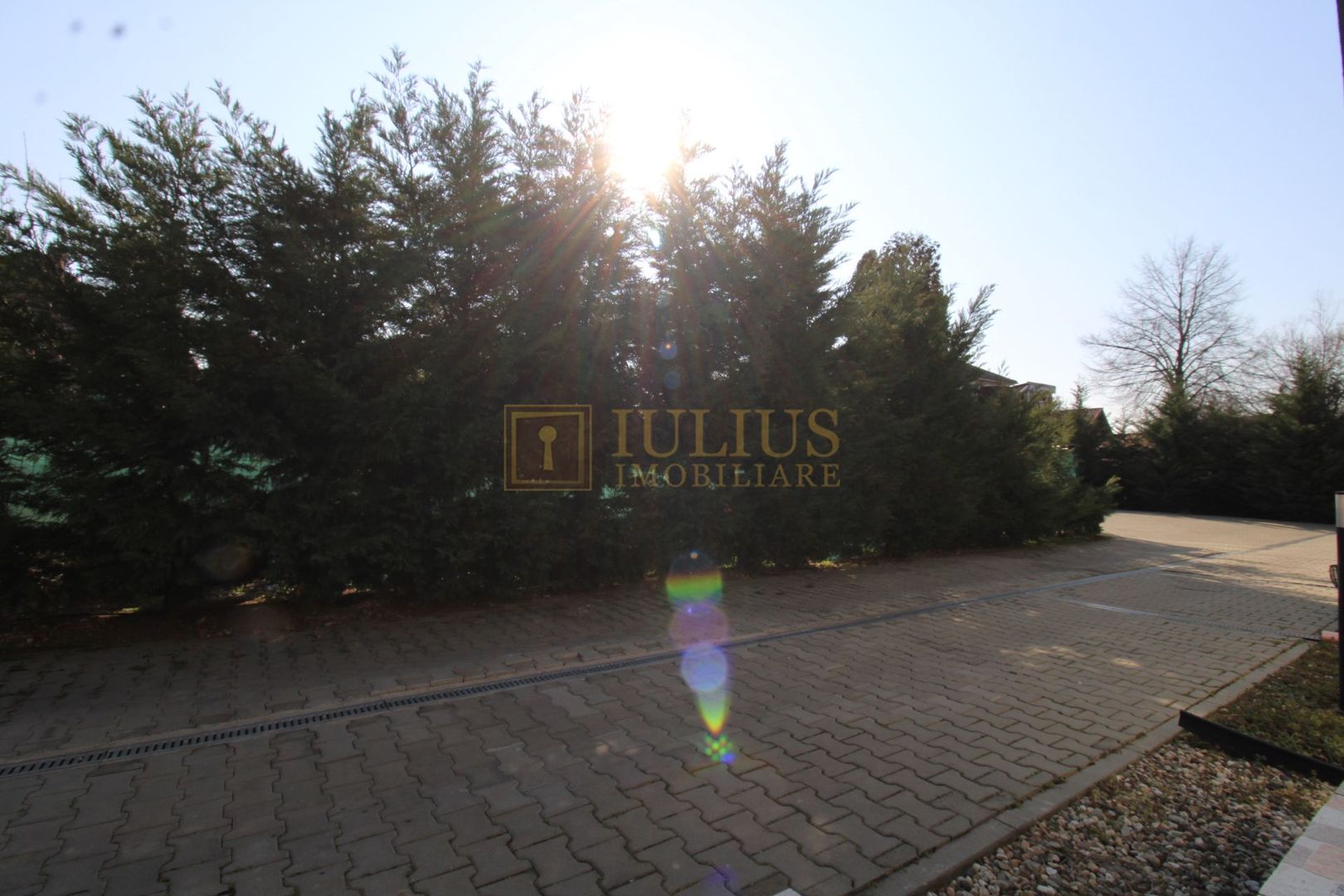 Casa cu 3 camere, locuri de  parcare, curte - Poză 26