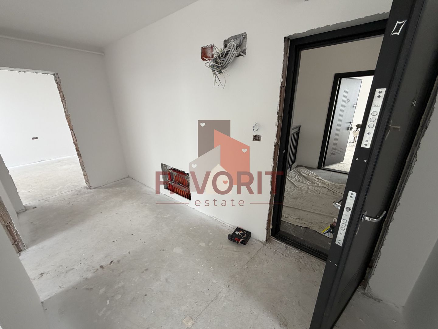 Decomandat. Zona Buziasului. Parcare in curte. - Poză 16