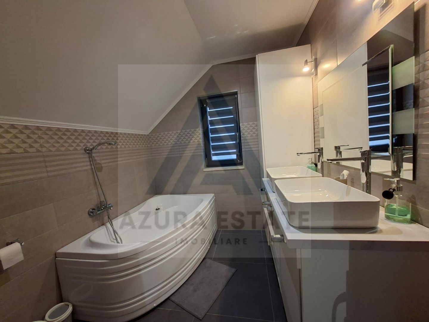 Casa individuala echipata premium cu 4 camere si 2 bai in Cristian - Poză 11