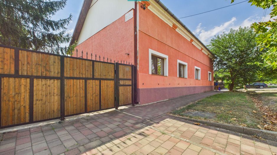 Casă cu 6 camere în Sânicolau Mare Timiș - Poză 1