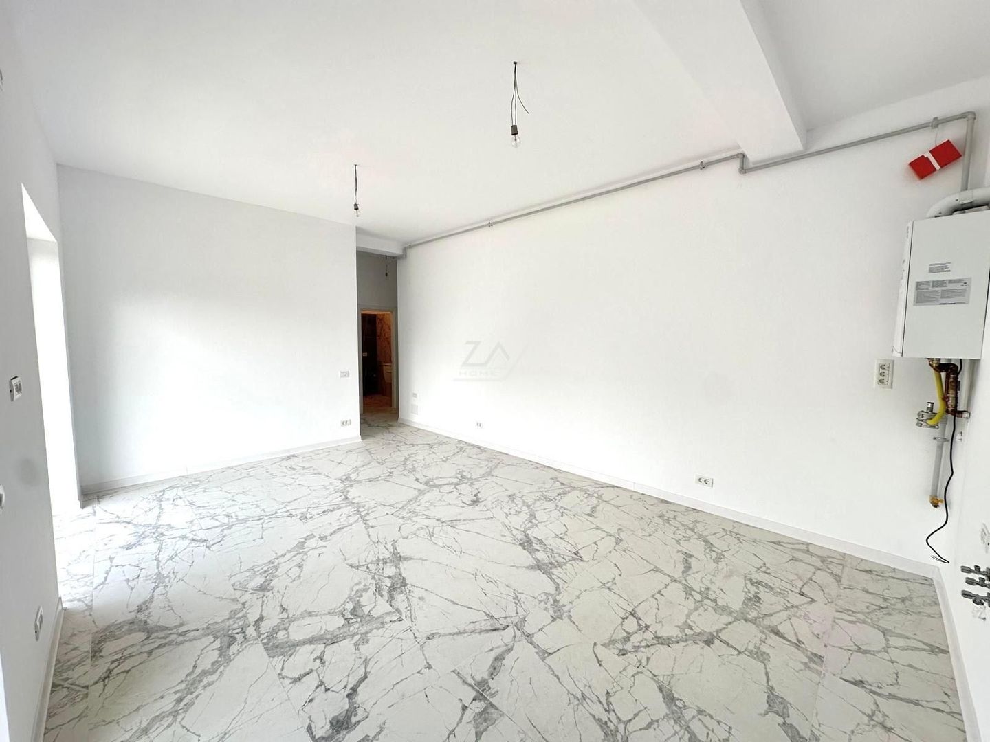 Etaj 1. Bucatarie inchisa. Drum asfaltat. Loc de parcare. - Poză 3