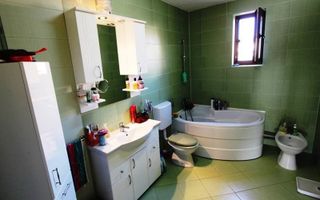 Vila spațioasă la intrare în Dumbravita - Poză 12