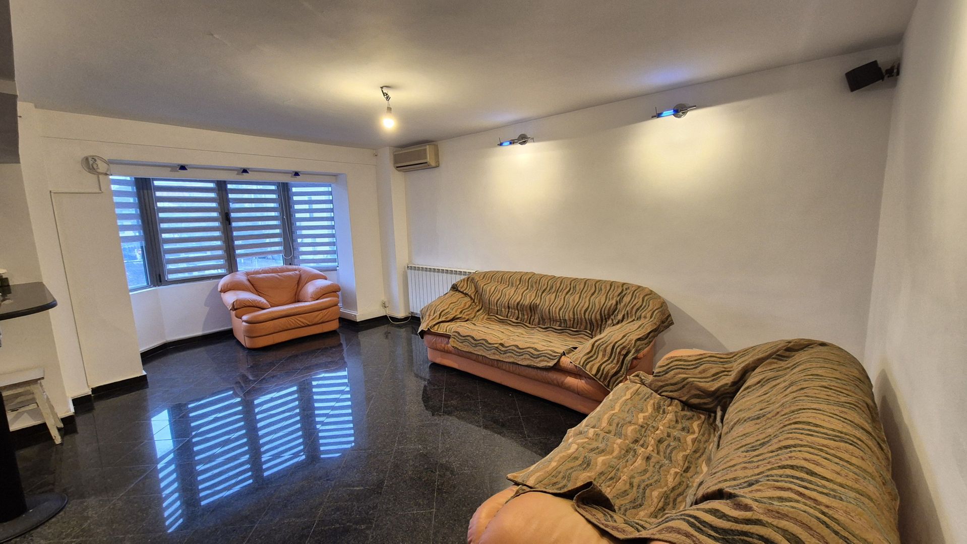 Apartament cu 3 camere, bloc 1990 - bd. Decebal piata Alba Iulia - Poză 1