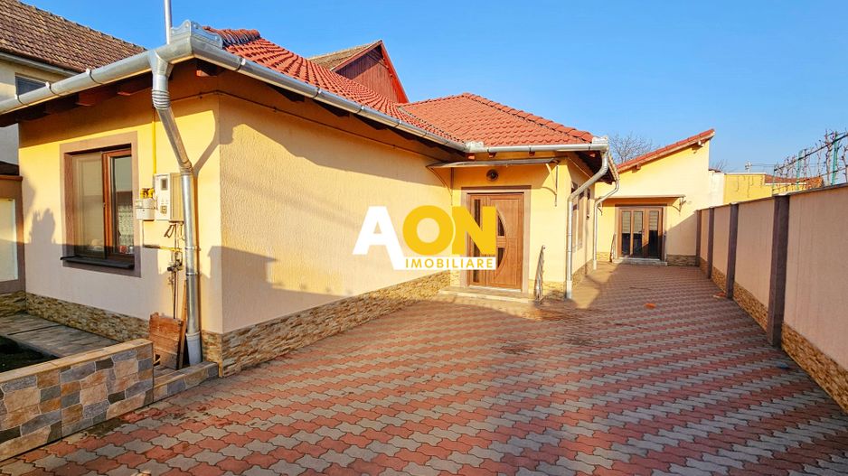 Casă 4 camere, renovată, mobilată, utilată, 410 mp teren, zona Centru - Poză 1