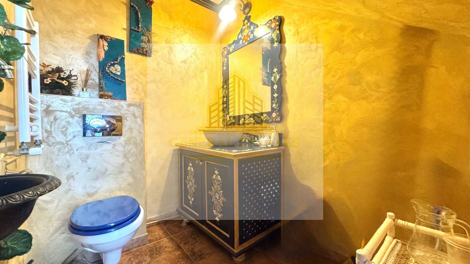 Spre Vânzare Proprietate remarcabilă cu 6 camere în inima Iașului ! - Poză 11