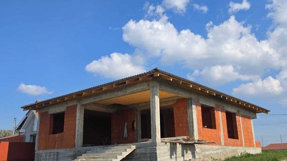 Casă la roșu în localitatea Cheriu - Poză 1