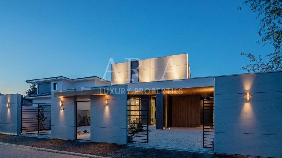 REZIDENȚĂ CONTEMPORANĂ CU DESIGN ICONIC | POZE REALE | - Poză 1