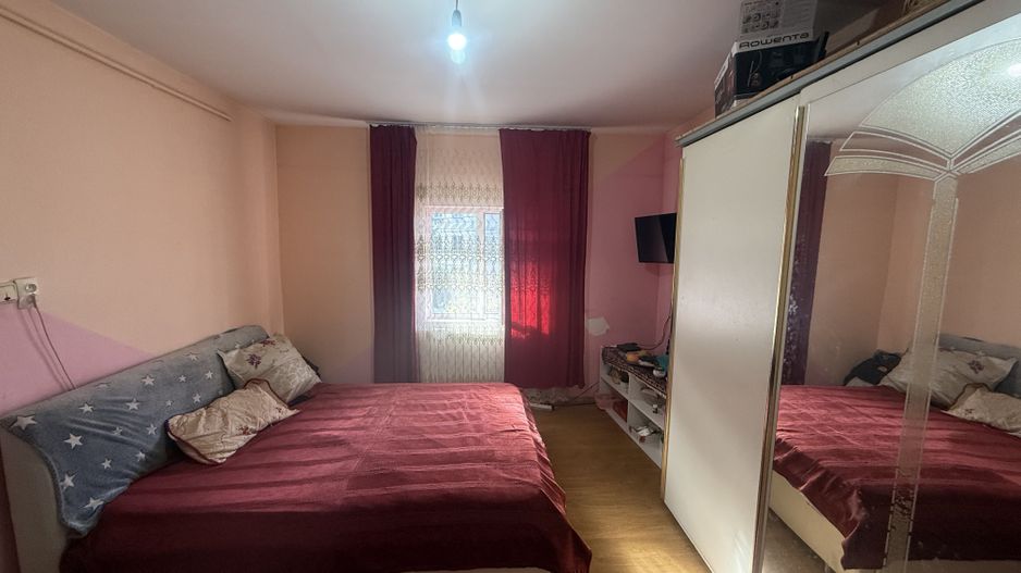 Apartament 2 cam in Vila etaj 1 + pod + curte 34 mp Campina - Poză 1