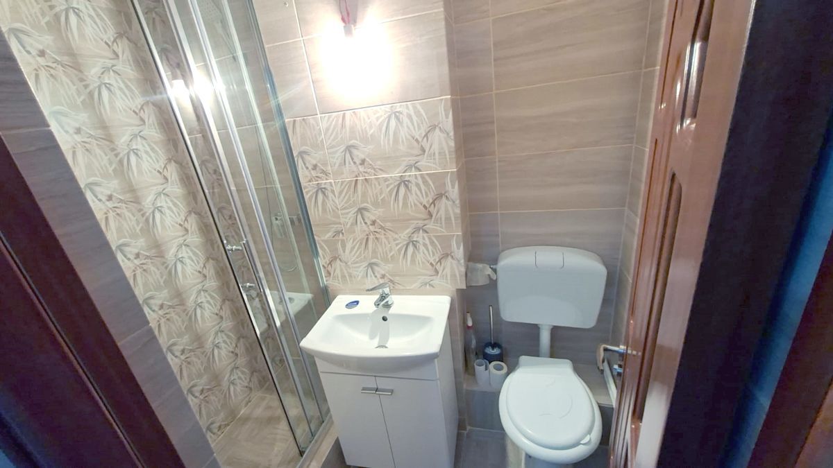 Apartament cu 2 camere, complet renovat, în zonă centrală din Tecuci - Poză 3
