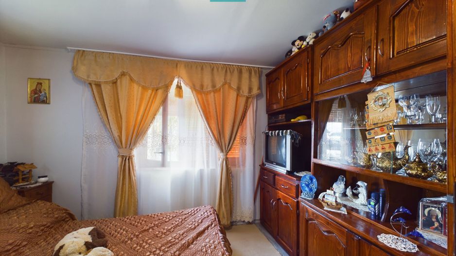 Casă cu front stradal generos - Poză 3