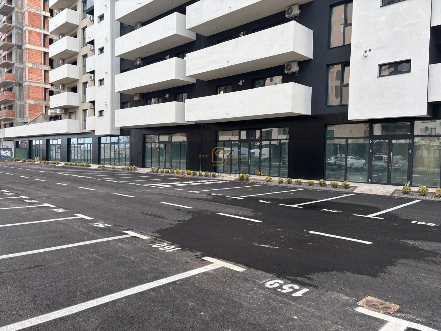 Spatiu comercial excelent, 200 mp, vitrina ampla, locuri de parcare - Poză 2