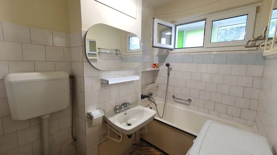 Apartament luminos cu vedere spre biserică, într-un cartier verde și liniștit. - Poză 17