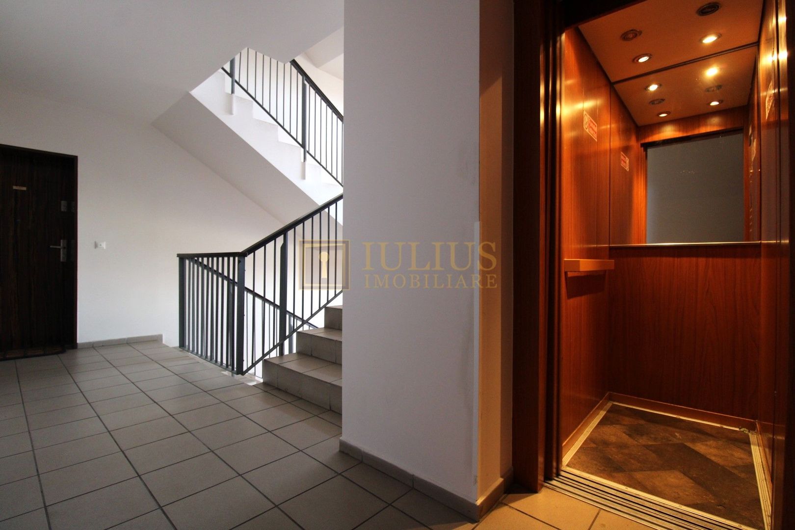 Aradului; decomandat, bucatarie inchisa. Parcare privata inclusa. - Poză 21