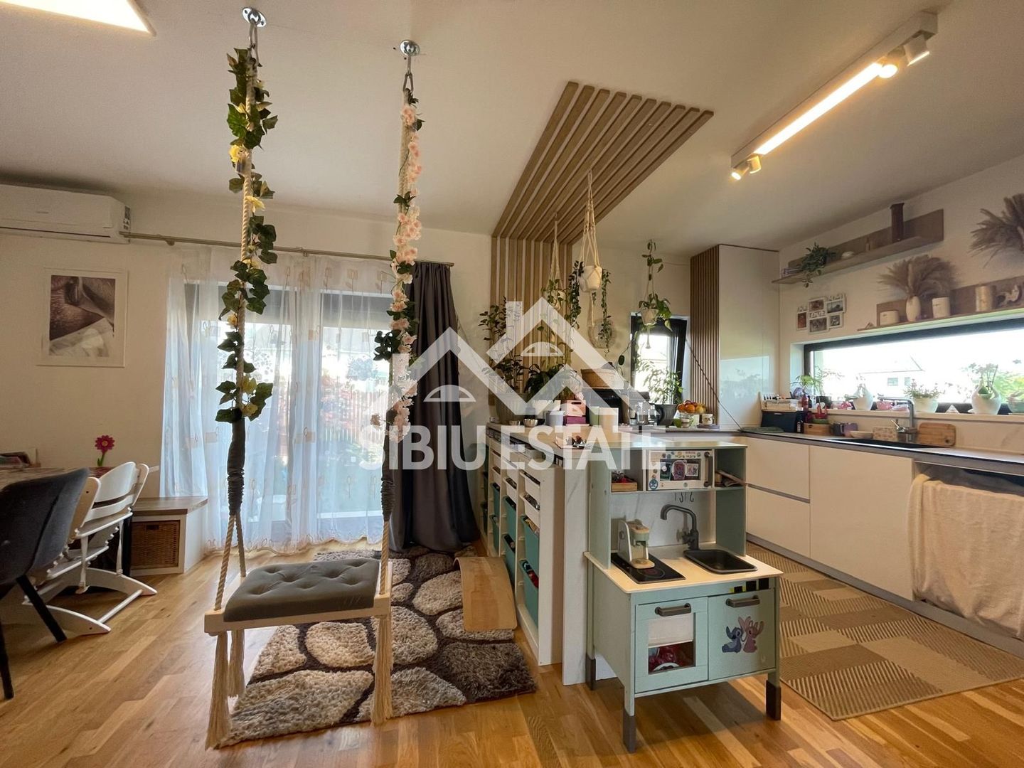 Duplex elegant cu 5 camere, 2 bai, curte in Cristian - Poză 25