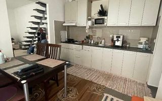 Casă cu două corpuri independente, ideală pentru locuit și închiriere - Poză 1