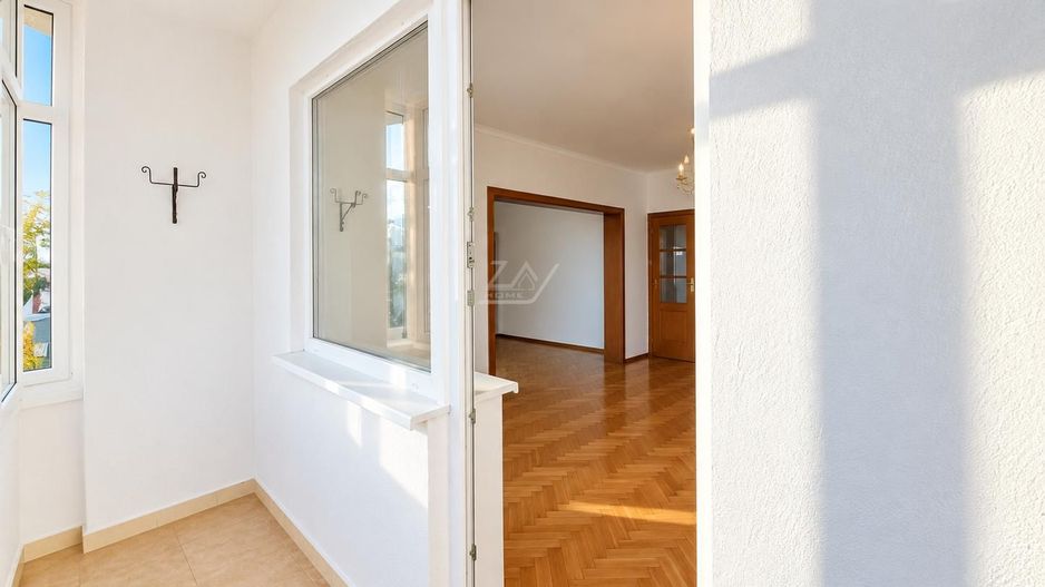 Bloc tip asociatie - zona Kiriac. 4 camere, 3 balcoane. Garaj si boxa. - Poză 6