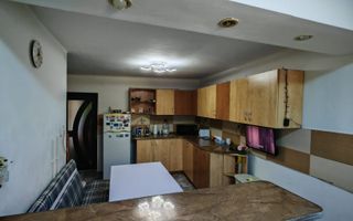 Corp de casa 4 camere zona Nicopole,curte comuna cu 1 familie. - Poză 11