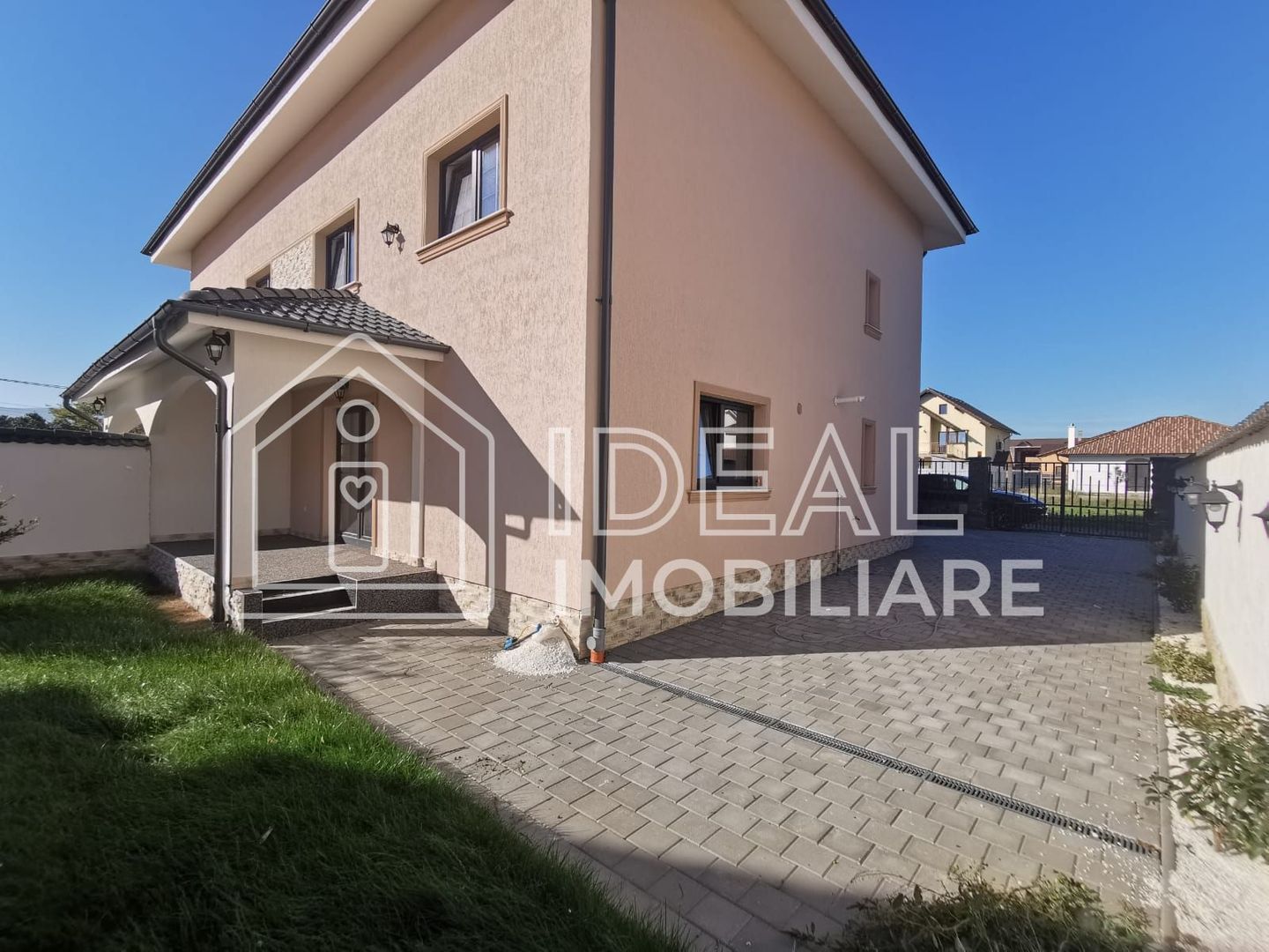 Duplex  Modern cu 6 camere, si teren de 270 mp, in Selimbar - Poză 2