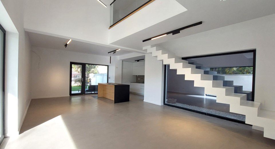 O casa simpla alba dar totusi sofisticata zona Pipera - Poză 11