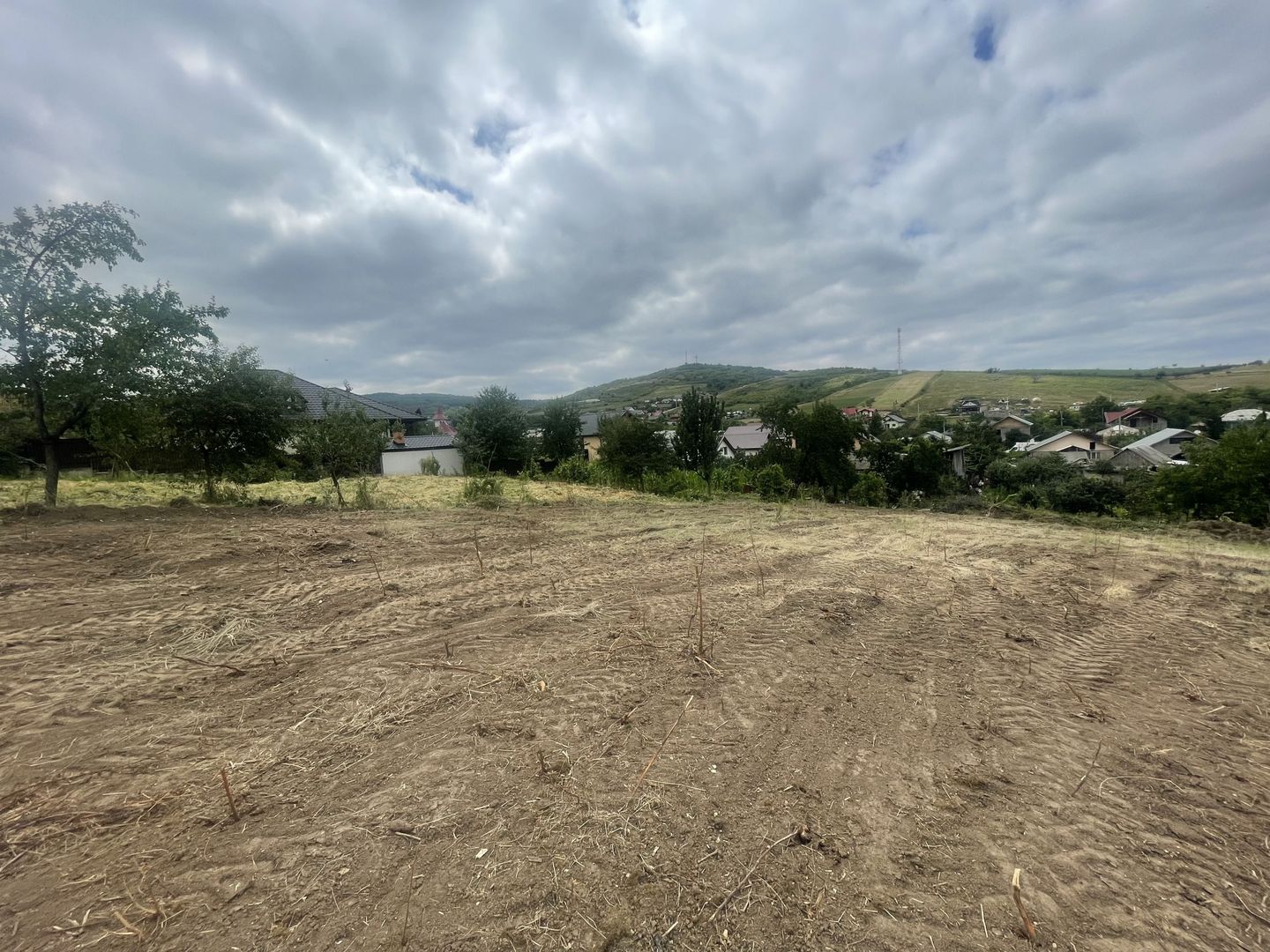 Iasi - Tomesti 3600mp intravilan intre case zona linistita + utilități - Poză 3