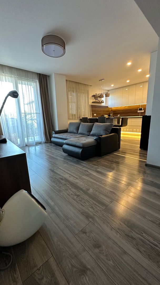 Apartament de vânzare, modern, cu 4 camere, garaj și curte - Poză 2