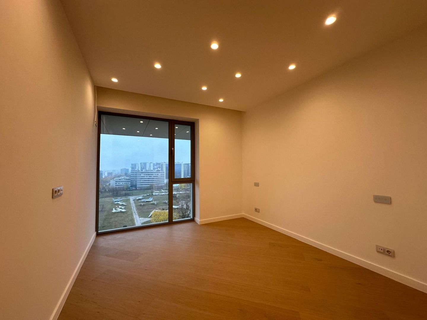 Apartament 3 camere de vanzare - Promenada Mall - Poză 2