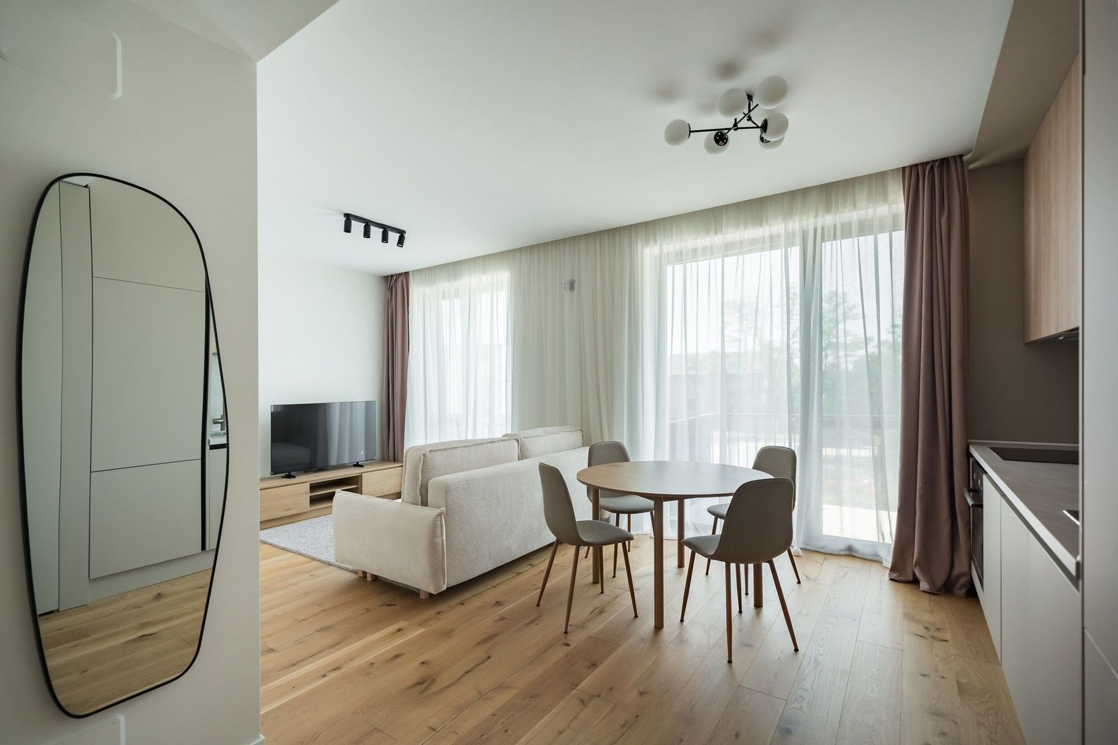 Apartament cu 2 camere mobilat in Amber Forest - Poză 1