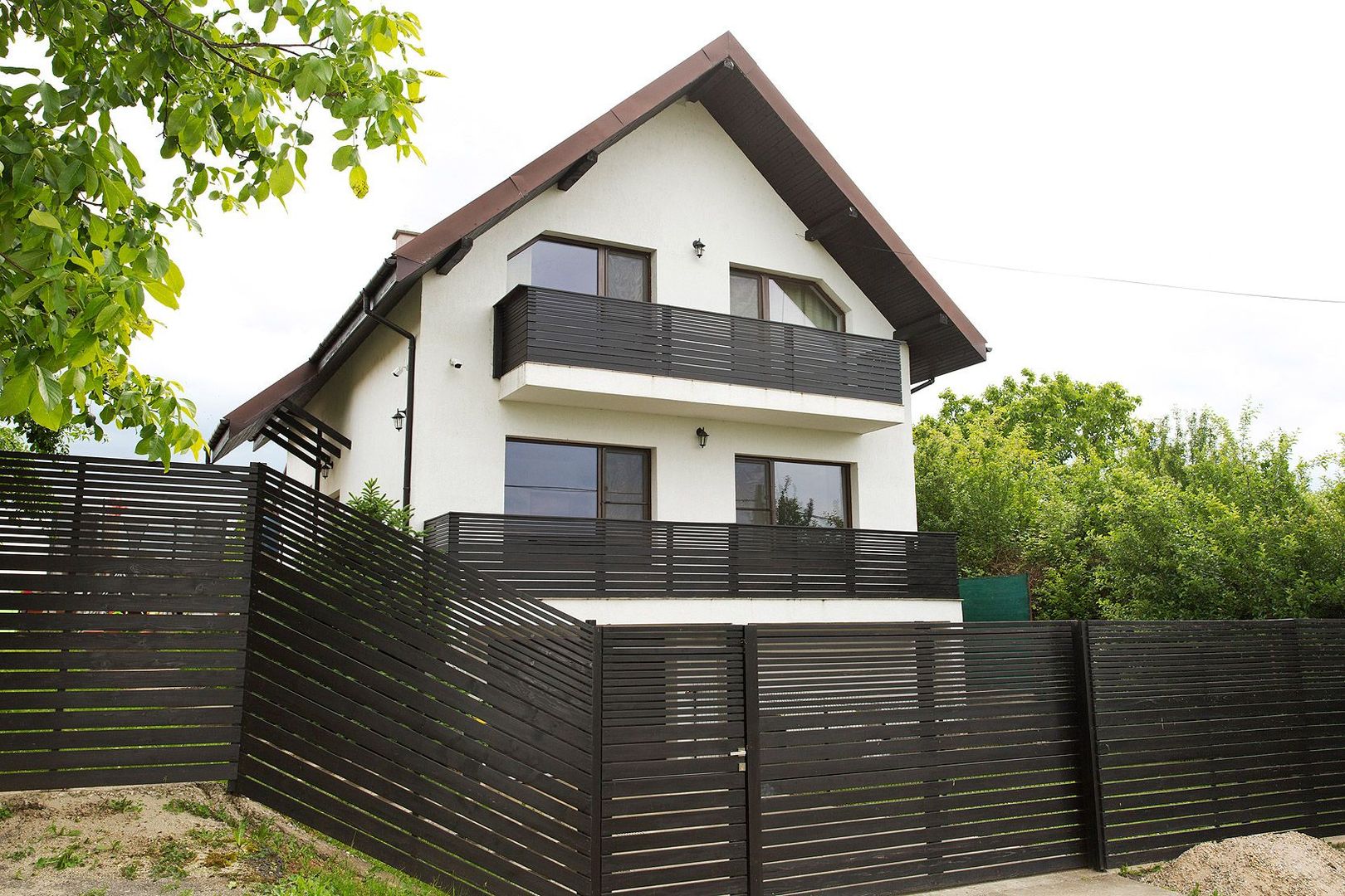 Vilă cu 5 dormitoare, 4 băi, 2 248mp teren, piscină. Preț: 229 000 Eur - Poză 5