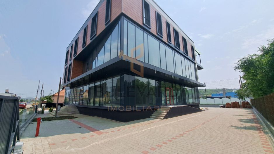 Cladire comerciala situata la drum intens circulat, 1365 mp utili + 20 parcari - Poză 1